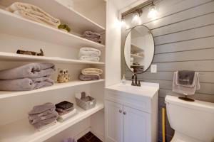 une salle de bain avec un lavabo, un miroir et des serviettes dans l'établissement 2 Mi to Dtwn Colorado Springs Gem with Hot Tub!, à Roswell 16 autres photos