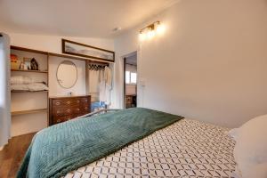 une chambre avec un lit, une commode et un miroir dans l'établissement 2 Mi to Dtwn Colorado Springs Gem with Hot Tub!, à Roswell