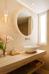 サンアグスティンにあるAmapola Moon - Calidad y disfrute en primera linea de playaの洗面台と鏡のあるバスルーム +49枚の写真