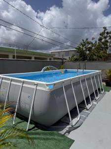 eine große Badewanne auf einem Hof in der Unterkunft AGA House Vacation Rental in Carolina