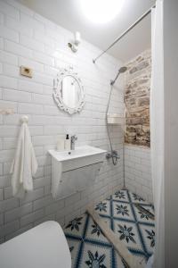 Koupelna v ubytování MINIQ HOMES 101 - Near Sea Foça Center 2BR Historic Stone House