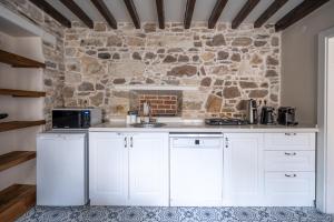 Kuchyň nebo kuchyňský kout v ubytování MINIQ HOMES 101 - Near Sea Foça Center 2BR Historic Stone House + 2 fotografie