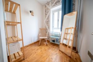 Postel nebo postele na pokoji v ubytování MINIQ HOMES 101 - Near Sea Foça Center 2BR Historic Stone House