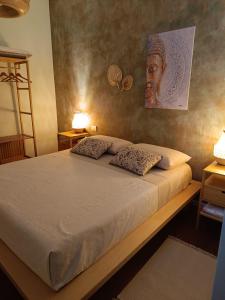 een slaapkamer met een bed met twee kussens erop bij Pangea - Asia in Trani