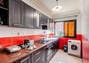Kuchyň nebo kuchyňský kout v ubytování Appartement Moderne & Spacieux au Cœur de Guéliz et Proche Majorelle + 28 fotografií