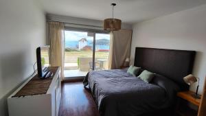 Departamento del Lago II في سان كارلوس دي باريلوتشي: غرفة نوم بها سرير ونافذة كبيرة +82 صورة