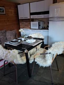 a table and chairs with food on it in a kitchen at kitinet centro econômico in Santo Antônio do Pinhal