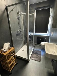 a bathroom with a shower and a sink at Modern Living Leipzig - Wohnung in Lindenau in Niederdorla