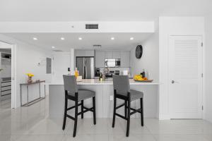 Η κουζίνα ή μικρή κουζίνα στο Luxury Condo with Rooftop Pool - 5-Min to Beach