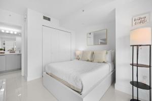 Ένα ή περισσότερα κρεβάτια σε δωμάτιο στο Luxury Condo with Rooftop Pool - 5-Min to Beach +61 φωτογραφίες