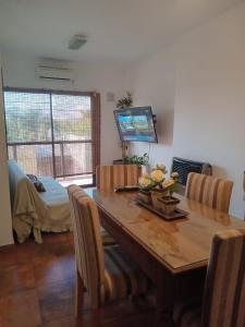 TV a/nebo společenská místnost v ubytování Alojamiento Las Camelias + 8 fotografií