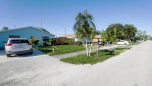 eine Straße mit einem Auto neben einem Haus in der Unterkunft Private home in West Palm in West Palm Beach