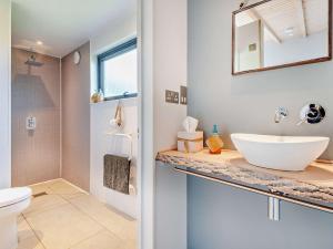 ランドリンドッド・ウェルズにある2 Bed in Llandrindod Wells 53193の洗面台とトイレ付きのバスルーム