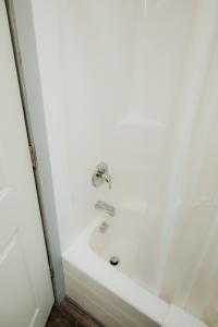 un baño con ducha con lavabo en The IronHorse Inn, en Garden City 5 fotos más