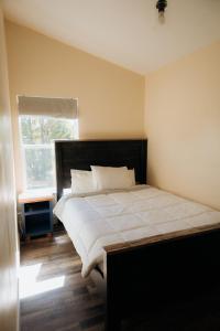 Un dormitorio con una cama grande con ventana. en The IronHorse Inn, en Garden City