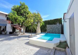 a swimming pool in a yard next to a building at Rocky Point Casa Mango w Pool Walk to Beach in Ciudad Constitución