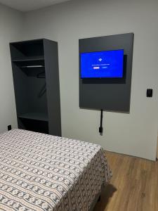 Μια τηλεόραση ή/και κέντρο ψυχαγωγίας στο Esquina 8 Apart-Hotel