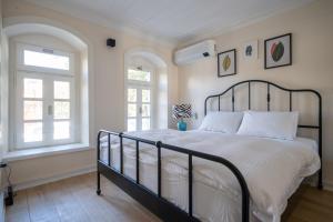 Ένα ή περισσότερα κρεβάτια σε δωμάτιο στο MINIQ HOMES 102 - Historical Stone House with Garden Cinema