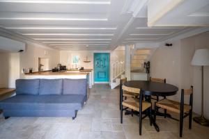 Χώρος καθιστικού στο MINIQ HOMES 102 - Historical Stone House with Garden Cinema