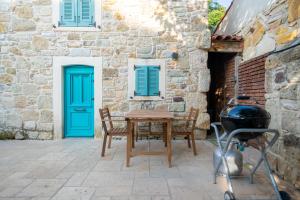 Αίθριο ή υπαίθριος χώρος στο MINIQ HOMES 102 - Historical Stone House with Garden Cinema +4 φωτογραφίες