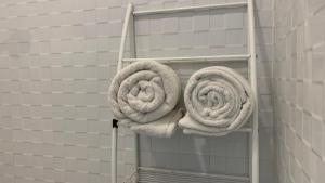 ジンバランにあるBaliem CoLivingのバスルームのタオル掛けにタオル2枚 +22枚の写真