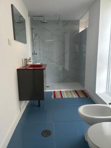 Un baño con ducha, lavabo e inodoro. en Casa Do Refugio Guest House, en Covilhã 63 fotos más