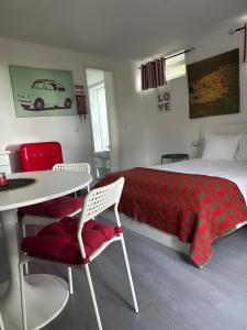 een slaapkamer met een bed, een tafel en stoelen bij Casa Do Refugio Guest House in Covilhã +48 foto's
