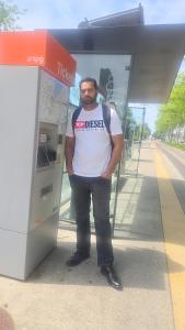 ジュネーヴにあるJassのガスポンプの前に立つ男