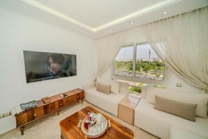 Μια τηλεόραση ή/και κέντρο ψυχαγωγίας στο Rabat Apartment
