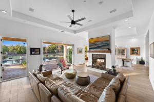 Una sala de estar con un sofá y una chimenea. en Luxury Home With Pool & Tennis Court, en Fallbrook