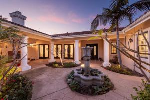 una casa con una fuente en medio de un patio en Luxury Home With Pool & Tennis Court, en Fallbrook
