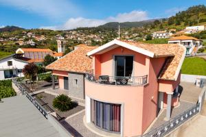 Nespecifikovaný výhled na hory nebo výhled na hory při pohledu z prázdninového domu