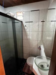 a bathroom with a toilet and a sink at Casa Floripes in Cayru