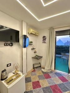 Μια τηλεόραση ή/και κέντρο ψυχαγωγίας στο boulevard Pyramids view inn +21 φωτογραφίες