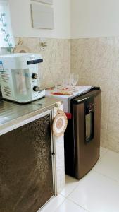 a microwave oven sitting on top of a kitchen counter at Apartamento com ótima localização! in Belém