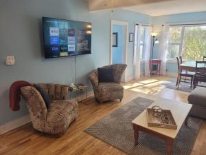 Televiisor ja/või meelelahutuskeskus majutusasutuses Restoration - Hot Tub, Ac, And Great Location!