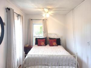 Voodi või voodid majutusasutuse Restoration - Hot Tub, Ac, And Great Location! toas