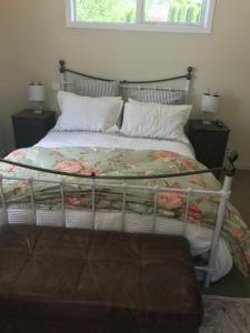 Postel nebo postele na pokoji v ubytování Hollywood's Folly