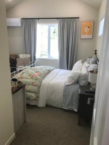 Postel nebo postele na pokoji v ubytování Hollywood's Folly