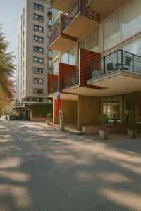 a building with a flag in front of it at Luxury Loft en el corazón de Providencia - piscina y parking gratis in Santiago