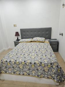 Ένα ή περισσότερα κρεβάτια σε δωμάτιο στο Marquis Holiday Apartments