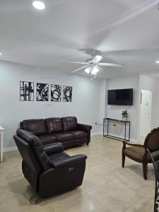 Μια τηλεόραση ή/και κέντρο ψυχαγωγίας στο Marquis Holiday Apartments