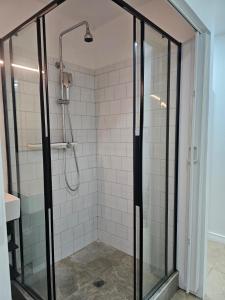 Ένα μπάνιο στο Marquis Holiday Apartments