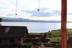- une vue sur une étendue d'eau depuis une maison dans l'établissement Cabañas lago piuray, à Chincheros