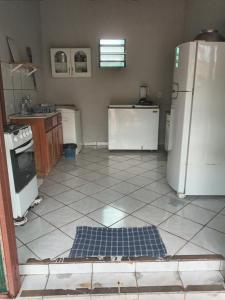 アウテル・ド・ションにあるAlter do Chão- Casa 01のタイルフロアのキッチン(冷蔵庫付) +6枚の写真