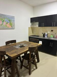 een keuken met een houten tafel en een aantal stoelen bij Apartaestudio Suite 201 in Montería +8 foto's