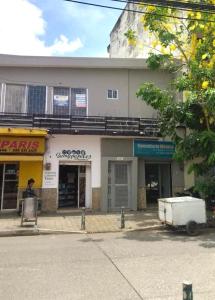 een gebouw met winkels aan de straatkant bij Apartaestudio Suite 201 in Montería