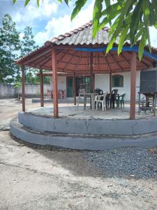 アウテル・ド・ションにあるAlter do Chão- Casa 01の建物前のパビリオン(テーブル、椅子付)