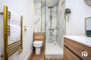 une salle de bain avec des toilettes blanches et un lavabo dans l'établissement Jackson Street Wi-fi Parking Vacant Nest, à Tynemouth 39 autres photos