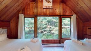 Postel nebo postele na pokoji v ubytování Treehouse Home